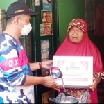 Hidayat, Anggota Fraksi Gerindra DPRD Jatim memberikan bantuan kepada warga Mojokerto. foto: istimewa