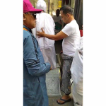 Salah satu jamaah haji dari Bangkalan ketika menjalani umrah perdana di Makkah dengan pendampingan khusus dari petugas.