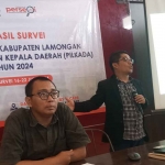 Direktur Eksekutif Indopol Survey and Consulting, Ratno Sulistiyanto, saat menyampaikan hasil survei terkait Pilkada 2024 di Lamongan.