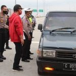 Bupati Kanang turut menghentikan kendaraan dan memeriksa kelengkapan dari penumpang.