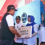 Wali Kota Pasuruan Saifullah Yusuf saat menyerahkan hadiah kepada pemenang lomba kebersihan.