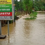 Air luapan Kali Lamong membanjiri Desa Sedapurklagen, Kecamatan Benjeng. foto: SYUHUD/BANGSAONLINE
