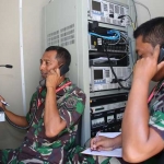 Dua prajurit mengoperasikan unit mobile Vsat System. foto: Dispen Armatim