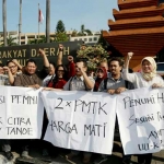 Para wartawan Koran Sindo Biro Jatim yang merupakan karyawan PT. Media Nusantara Informasi (MNI) menggelar aksi damai di komplek DPRD Jatim. Mereka menuntut perusahaan memberikan pesangon sesuai dengan UU. foto: DIDI ROSADI/ BANGSAONLINE