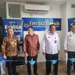 (dari kiri) kepala Administrator KEK Gresik JIIPE, Ibnu Sina, Dirut PT BKMS, Bambang Soetiono, Kakanwil Ditjen Imigrasi Jawa Timur, Novianto, dan  Kanim Tanjung Perak,  I Gusti Bagus Mochammad Ibrahiem saat peresmian kantor Imigrasi di KEK JIIPE. foto: ist.