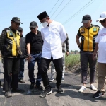 Bupati Muhdlor sidak perbaikan Jalan Pilang-Sumberejo Wonoayu, Kamis (18/5/2023).