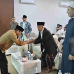 Prof Dr KH Asep Saifuddin Chalim, MA, saat menyambut Menteri Desa dan PDT Yandri Susanto dalam Rakernas JKSN dan Pergunu di Pondok Pesantren Amanatul Ummah Surabaya, Jumat (13/2/2026). Foto: RIfki Humas Kemendes