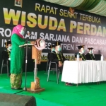Khofifah Indar Parawansa, Gubernur Jawa Timur, menyampaikan pesan dan motivasi kepada ratusan Wisudawan dan Wisudawati Institut Pesantren KH Abdul Chalim (IKHAC).