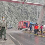 Jalan yang terdampak erupsi Gunung Semeru saat dilakukan pembersihan. Foto: Ist.
