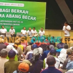 Direktur Utama Petrokimia Gresik, Daconi Khotob, saat memberi sambutan di hadapan ratusan tukang becak. Foto: SYUHUD/BANGSAONLINE
