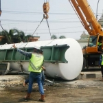 Proses pemindahan truk tangki dari badan jalan.