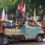 Massa Gepal saat demo di gedung DPRD Gresik terkait penyimpangan dana hibah UMKM pada 28 Januari 2023. Foto: SYUHUD/BANGSAONLINE