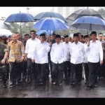 Presiden Joko Widodo dan Wakil Presiden Jusuf Kalla saat hendak mengikuti salat Jumat pada Aksi Bela Islam III di Monas.
