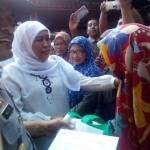 Mensos Khofifah Indar Parawansa ketika di Kantor Pos Jemur Andayani, Surabaya membagikan PKH tahap kedua, Sabtu (25/6).