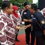 Menteri Sosial RI, Khofifah Indar Parawansa berbincang akrab dengan Ketua Karang Taruna Jatim, Agus Maimun dan Sekretaris Karang Taruna Jatim, Renville Antonio dalam puncak peringatan HKSN di lapangan Kodam V Brawijaya, Surabaya. Foto: DIDI ROSADI/BANGSAONLINE