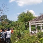 Puluhan warga Desa Winongan Kidul, Kecamatan Winongan, Kabupaten Pasuruan, ketika membongkar sebuah makam baru yang dibangun di belakang Masjid Serambi.