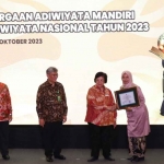 Penyerahan penghargaan Sekolah Adiwiyata Nasional 2023 kepada SMA Al Muslim Sidoarjo di Jakarta. Foto: Ist