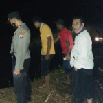 Anggota Forkopimcam Mojo saat berada di lokasi bencana di Desa Blimbing, Kecamatan Mojo, Kabupaten Kediri. foto: ist.