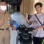 Suasana penyerahan fisik pemenang undian hadiah utama Gowes Kemerdekaan di Madiun Raya.