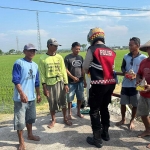 Anggota Sat Samapta polres Ngawi saat melakukan patroli keliling sambil berbagi