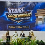 Para narasumber saat menyampaikan materi dipandu moderator. Foto: Muji Harjita/BANGSAONLINE
