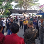 Suasana negosiasi antara Satpol PP Kota Malang dan pengelola PKL yang menempati Area Parkir Stadion Gajayana.