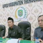 Ketua Komisi III DPRD Trenggalek, Pranoto (kiri).