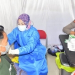 Vaksinasi yang dilakukan di Alun-Alun Kanigoro.