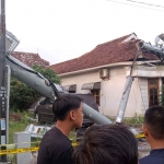 Tiang seluler ambruk akibat angin kencang yang menimpa rumah dan mobil di Sidoarjo, Kamis (12/1/2023)