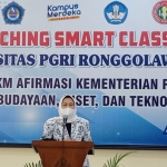 Rektor Unirow Tuban Prof. Dian Nurtjahyani saat memberikan sambutan usai launching smart classroom, Minggu (13/3).