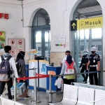 Warga Kota Kediri saat memasuki pintu masuk Stasiun KA. foto: ist.