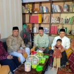 Ketua PCNU Tuban, Kiai Damanhuri, bersama Wakil Bupati Tuban, Riyadi, usai meresmikan musholla dan Pondok Pesantren Ilham Hubbul Wathon.