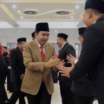 Bupati Jember, Muhammad Fawait, saat menyalami kepala puskesmas yang dilantik.