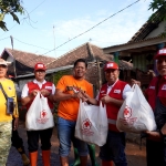 PMI Pasuruan saat menyalurkan bantuan kepada warga terdampak banjir