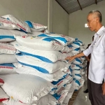 Kepala Disperdagin Kota Kediri, M. Ridwan, saat meninjau stok pupuk subsidi. Foto: Ist