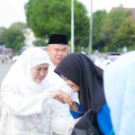 Gubernur Khofifah saat menyalami warga.