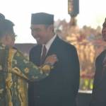 HM. Anton, Wali Kota Malang, saat menerima pengharhaan Satya Lencana dari Wapres RI Jusuf Kalla di Kabupaten Kulon Progo, Provinsi DIY. 