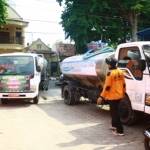 SIAP – Petugas menyiapkan mobil tangki air untuk memasok air bersih ke desa yang dilanda kekeringan, di Kabupaten Tuban, Sabtu (6/9/2014). Foto : suwandi/BangsaOnline

