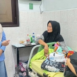 Kepala BPJS Kesehatan Madiun ketika berdialog dengan salah satu pasien yang merupakan peserta JKN atau Jaminan Kesehatan Nasional.
