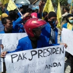 Aksi para mahasiswa PMII Blitar saat menggelar unjuk rasa di kantor DPRD Kabupaten Blitar.