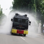 Mobil water cannon saat menyiramkan disinfektan untuk cegah virus Corona.