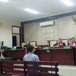 Terdakwa Kades Kacangan M. Arif Hasanudin ketika diadili. 