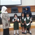 Ananda Adelia Nara Manfaluty, salah satu siswa TK Muslimat NU 179 Pelangi Kedanyang saat menunjukkan kebolehannya membaca puisi di depan anggota dan wakil ketua DPRD Gresik. foto: SYUHUD/ BANGSAONLINE