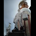 Tiga pekerja sedang melakukan pemretelan salah satu pondasi patung manusia monumen Jayandaru yang berada di alun-alun Sidoarjo. Foto : nanang ichwan/BangsaOnline.com