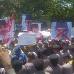Aksi massa saat demo di depan gedung DPRD Sampang. foto: bahri/BANGSAONLINE