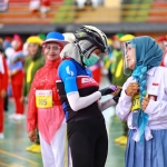 Istri Wali Kota Kediri, Ferry Silviana Abu Bakar, saat berdialog dengan seorang lansia peserta lomba Senam Kreasi yang memakai seragam anak SMA. Foto: Ist