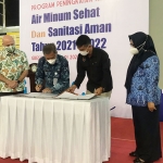Wabup Aminatun Habibah menyaksikan penandatanganan nota serah terima program sambungan air minum dan sanitasi aman dari Cargill dan USAID Indonesia. foto: SYUHUD/ BANGSAONLINE