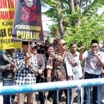 Para aktivis gabungan dari berbagai LSM saat menggelar demo di depan Kantor Bea Cukai Pasuruan.