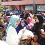 Suasana pasar murah ramadan di Ponpes Mambaul Ma’arif Denanyar, Jombang. foto : ROMZA/ BANGSAONLINE
