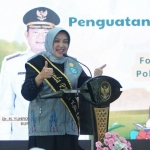 Anis Kartika Yuhronur Efendi, Ketua Forum Pendidikan Anak Usia Dini (PAUD) Lamongan saat mengisi acara Seminar Parenting Ayah Bunda